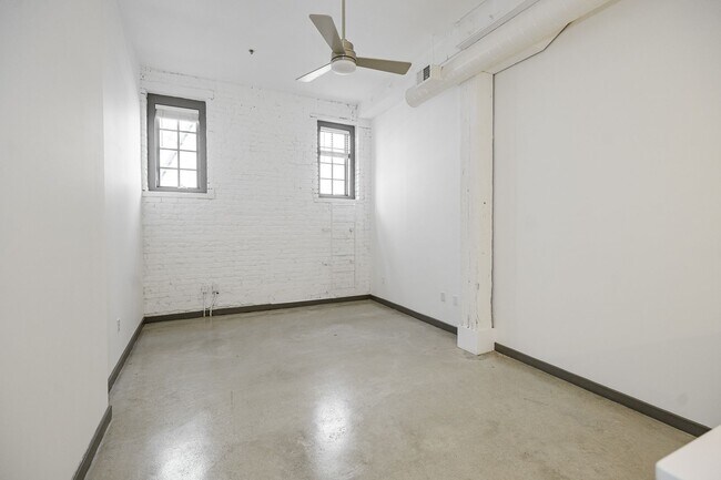 Building Photo - Downstairs Flat by Bike Rack with Washer & Dryer