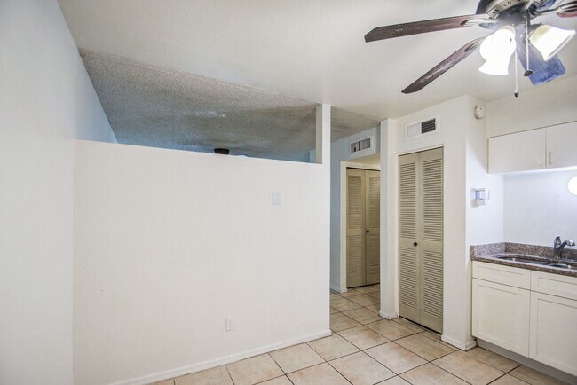 Building Photo - Charming 3 bedroom Townhome near MCC & Med...