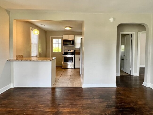 Building Photo - Charming 2 bedroom, 1 bathroom Rancher in ...