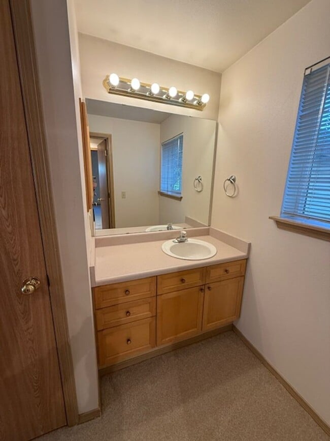 Building Photo - CHARMING 2 BED, 2 BATH KIRKLAND TOWNHOME W...