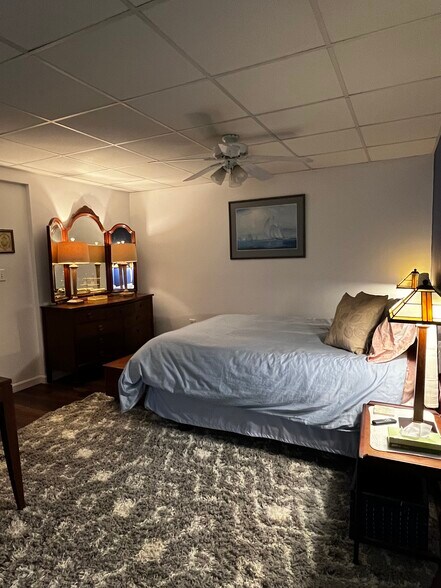 QUEEN BED & bureau & armoire furnishings - 142R Page Rd