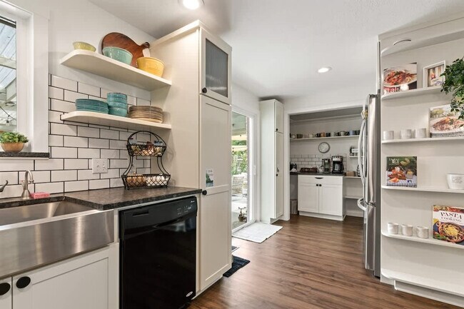 Building Photo - 3413 W Sunset Ave