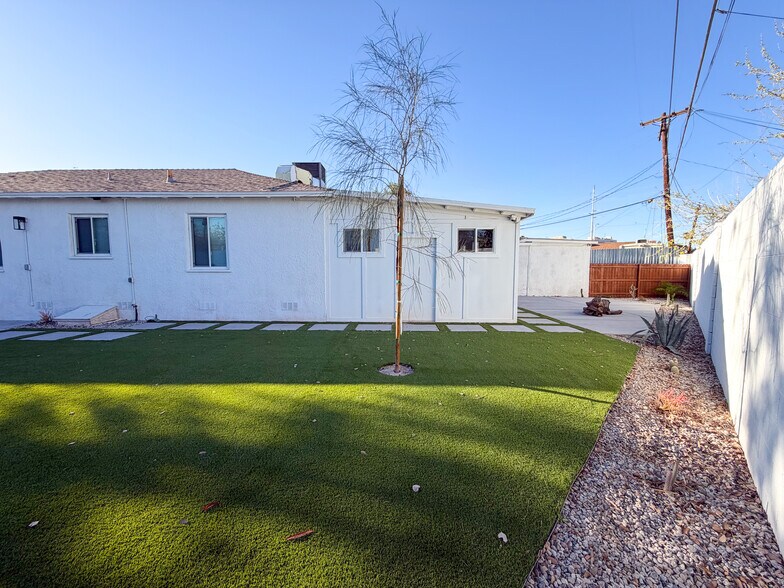 Building Photo - 925 Park Paseo