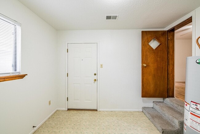 Building Photo - 624 Adams St NE