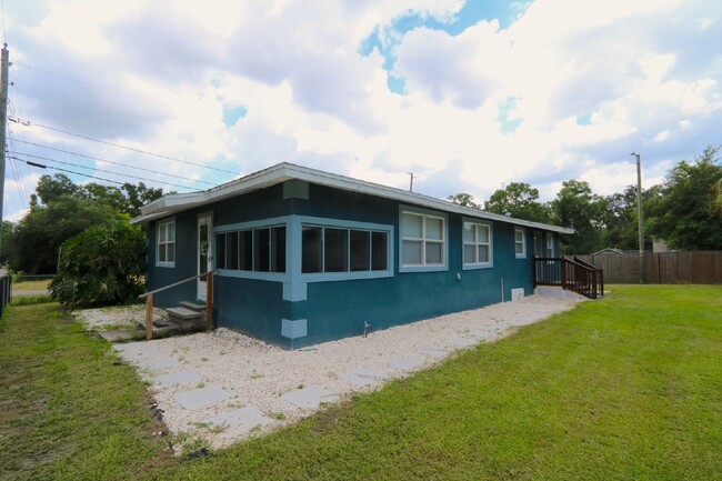 Building Photo - Like new 3bed/2bath home Tampa