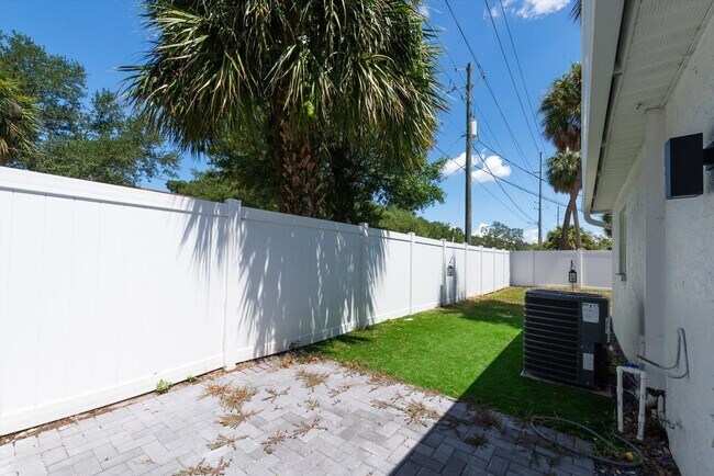 Building Photo - 3009 W Binnicker Ave