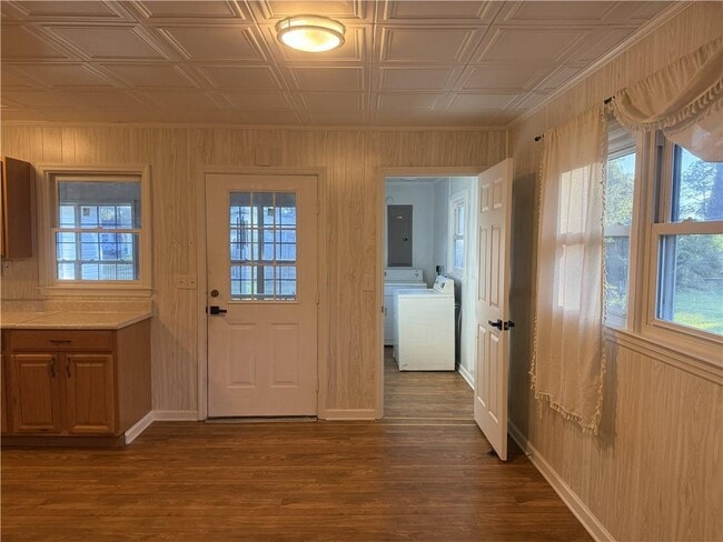 Building Photo - 2222 Parkwood Dr