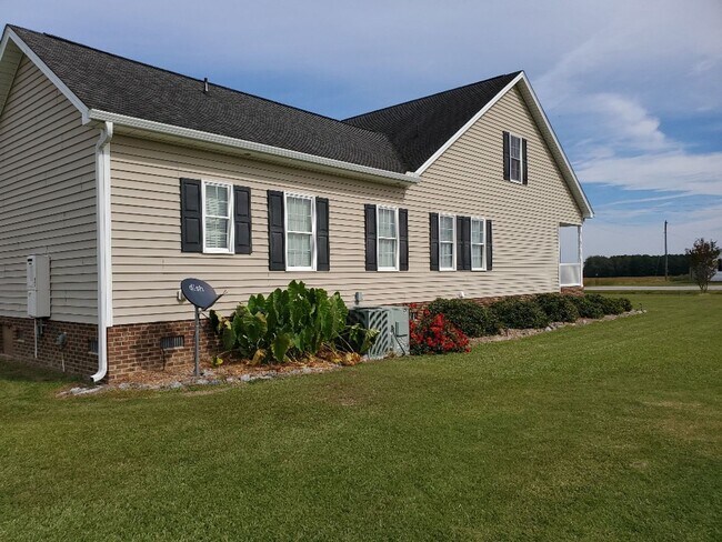 Building Photo - You have to see this beauty!