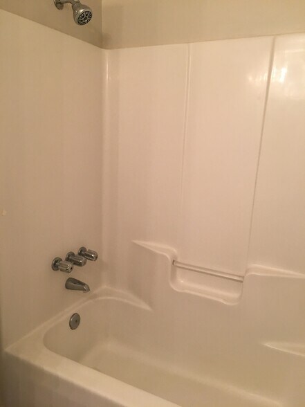 En-suit (full bath) in front bedroom - 350 Brookfield Rd