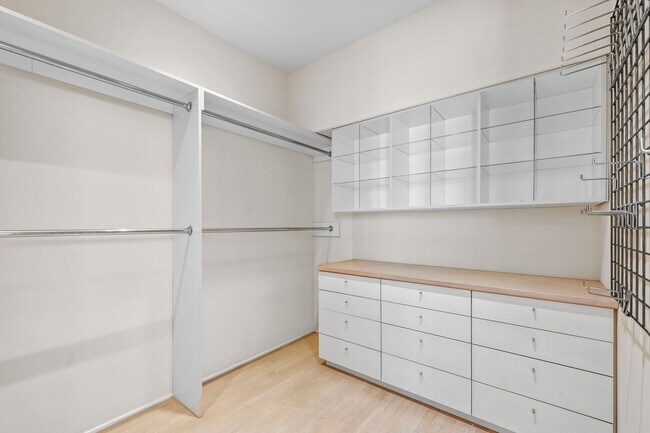 Building Photo - 2700 Barnson Pl