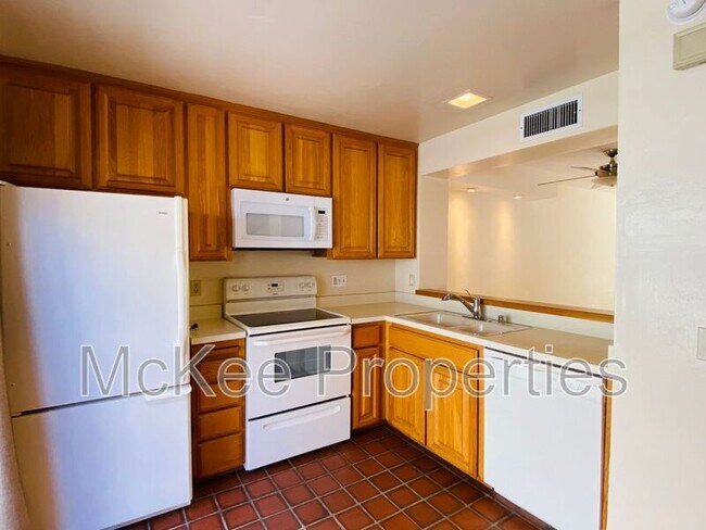 Building Photo - 8668 Villa La Jolla Dr