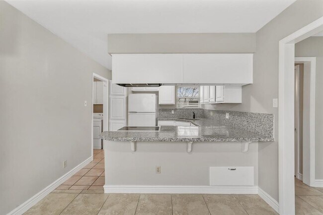 Building Photo - 10814 Sugar Hill Dr