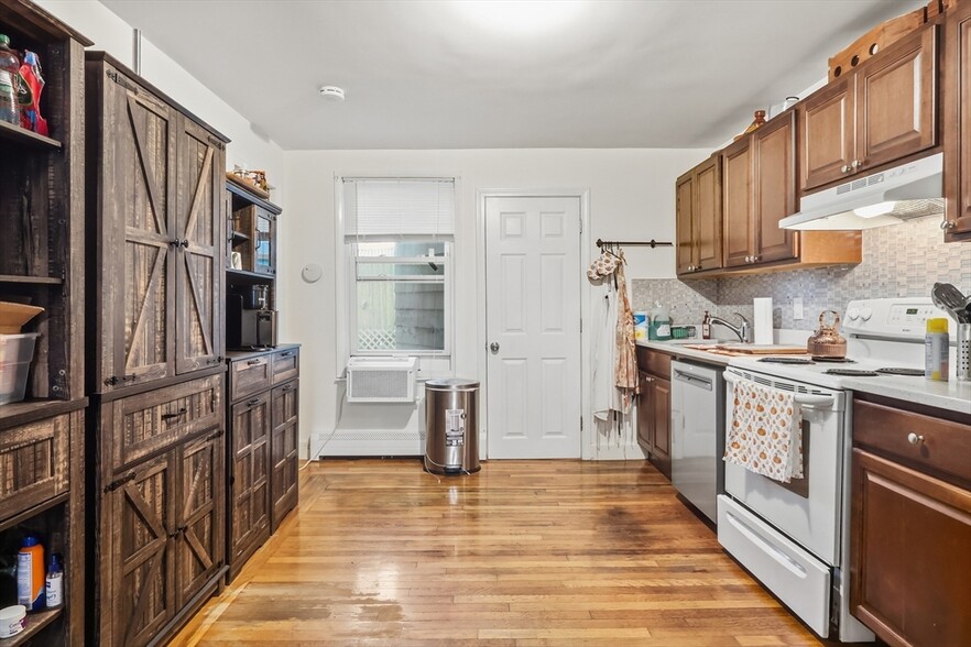 Building Photo - 50 Monmouth St