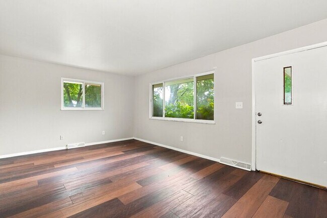 Building Photo - 919-921-921 S Weyant Ave