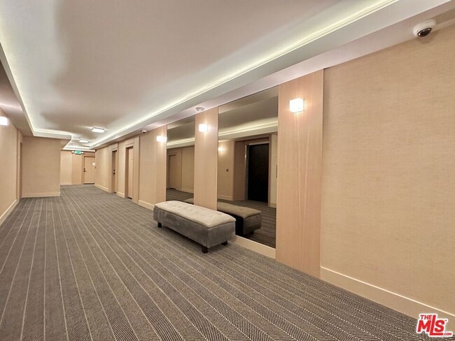 Building Photo - 999 N Doheny Dr