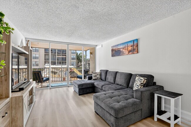 Building Photo - 8 Royal Palm Way