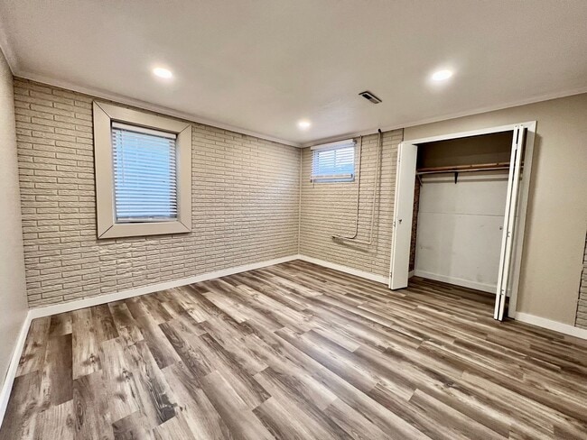 Building Photo - Updated 2 Bed Duplex in Central MHK - Augu...