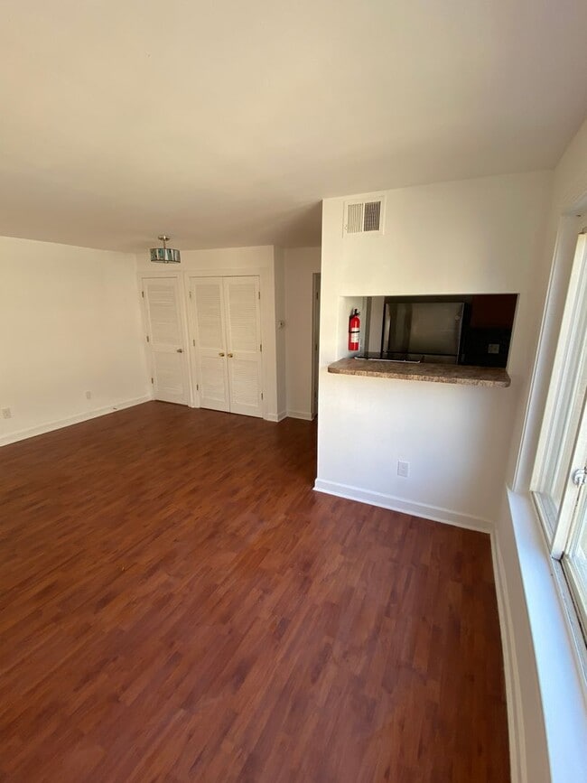Building Photo - 2bd/1ba garden apartment; 706 sq.ft. $1500...