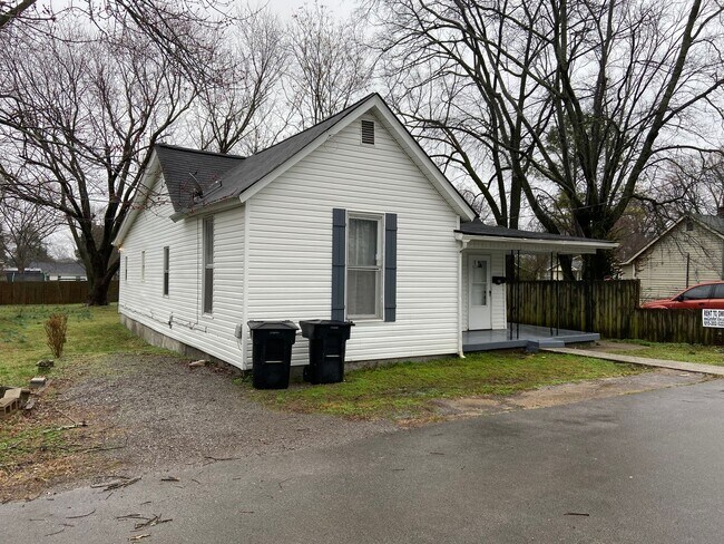 Building Photo - Historic 3 bedroom home near courthouse square in Murfreesboro