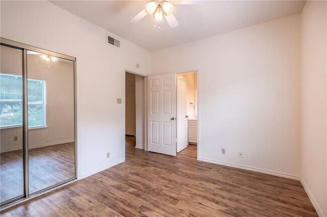 Building Photo - 2414 Longview St
