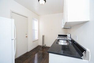 Building Photo - 908 W Montrose Ave