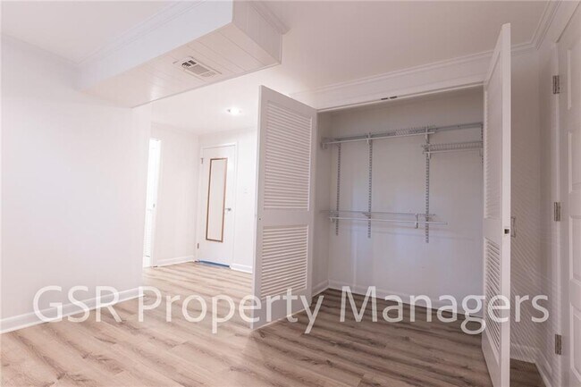 Building Photo - 2026 N Akin Dr NE