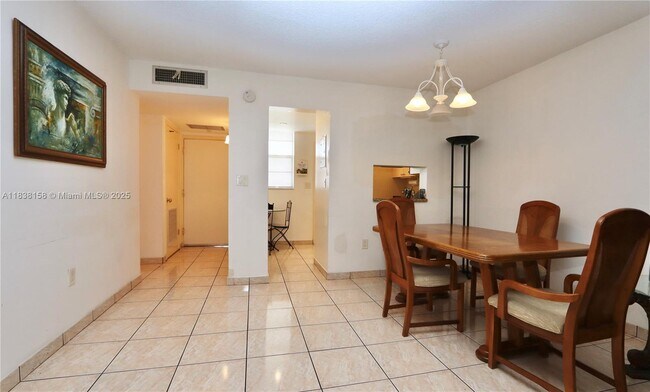 Building Photo - 2851 Leonard Dr