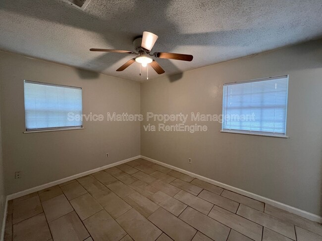 Building Photo - 1003 Space Cir