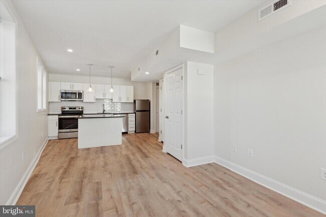 Building Photo - 137 E Spring Ave