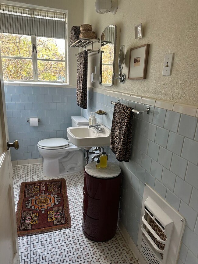 Building Photo - F28