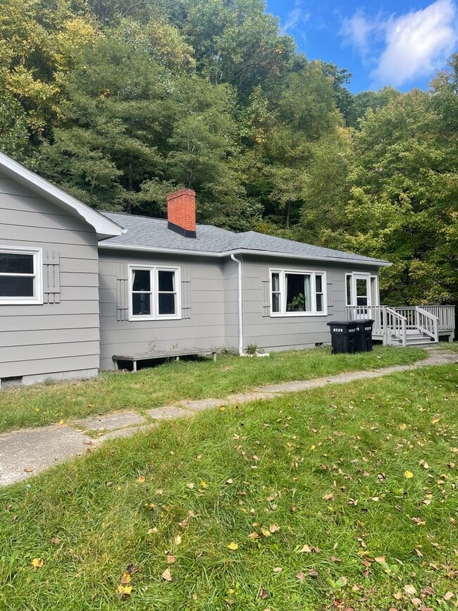 Building Photo - Large 4 Bedroom House On Hwy 105