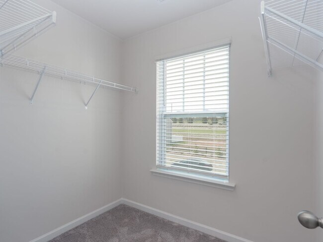 Building Photo - 3 Bed 2.5 Bath Townhome, END UNIT WITH PRIVATE BACKYARD! $500 OFF FIRST FULL MONTH RENT