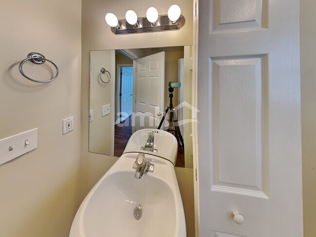 Building Photo - 427 Parrish Hill