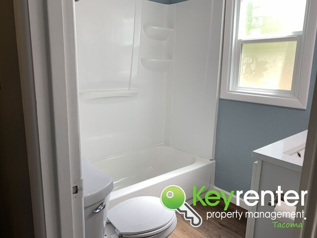 Building Photo - Recently Remodeled 3bd/1.5Bath Tacoma House!