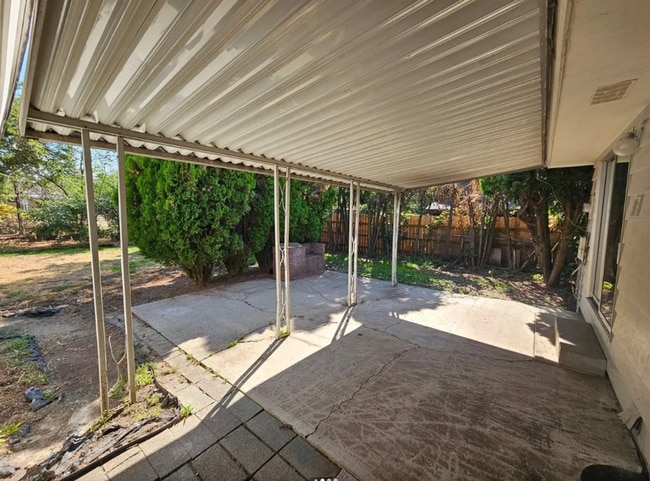 Building Photo - 4 Bed 2 Bath Rancher Original Hardwood Floors Corner lot 2400 Sq/Ft of space