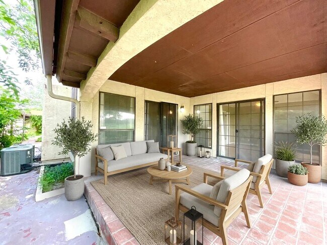 Building Photo - *MOVE IN SPECIAL* 2 Bedroom Garden Style Villa Home In A Prime Location – Near Shopping & Dining!