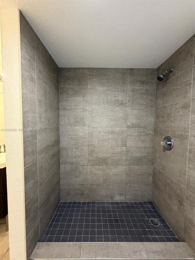 Building Photo - 12950 Vista Isles Dr