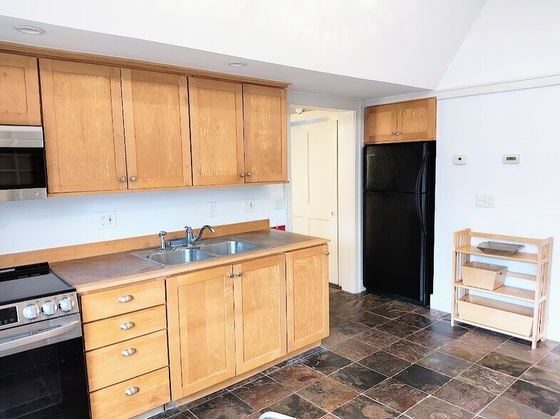 Galley Kitchen, Refrigerator, Freezer with Ice-maker - 411 N Geneva St