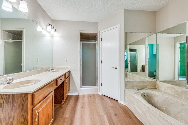 Building Photo - 3 Bed/2bath House next to Lake Arlington!
