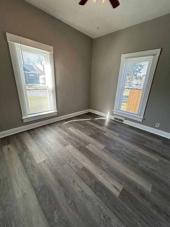 Building Photo - Remodeled And Very Adorable 3 Bedroom/2 Bathroom House