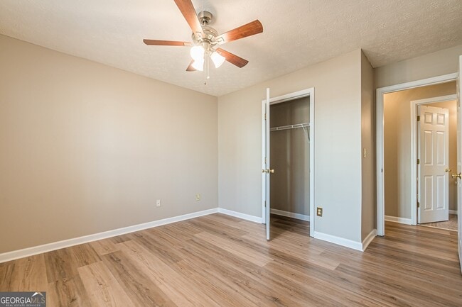 Building Photo - 5755 Lakeview Cir