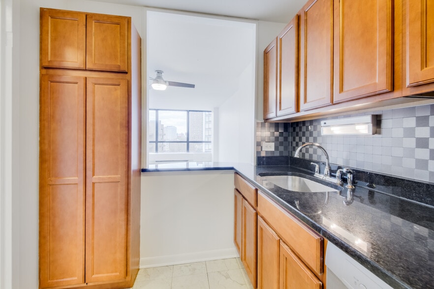 Building Photo - 5415 N Sheridan Rd