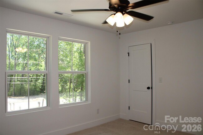 Building Photo - 562 W Park Ave