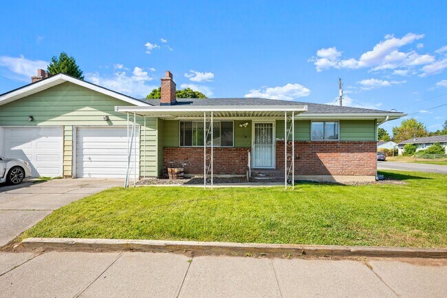 Building Photo - Large Central Valley Duplex - Available Now!