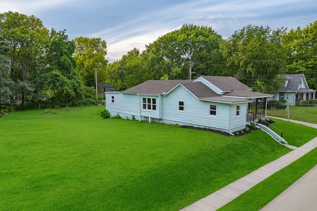 Building Photo - Lynn St