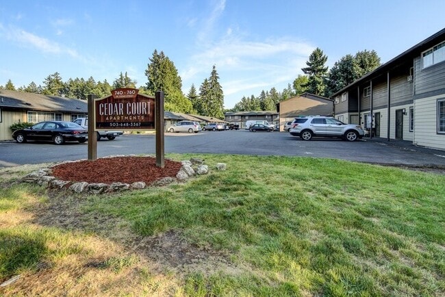 Building Photo - Spacious 3 bedroom 1.5 bath townhome Hillsboro!