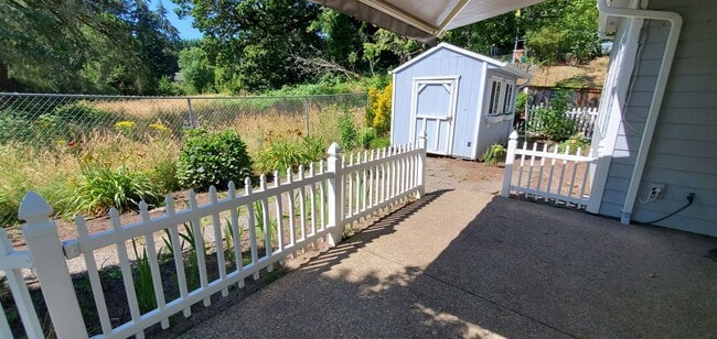 Building Photo - Large Four Bedroom Home in West Salem