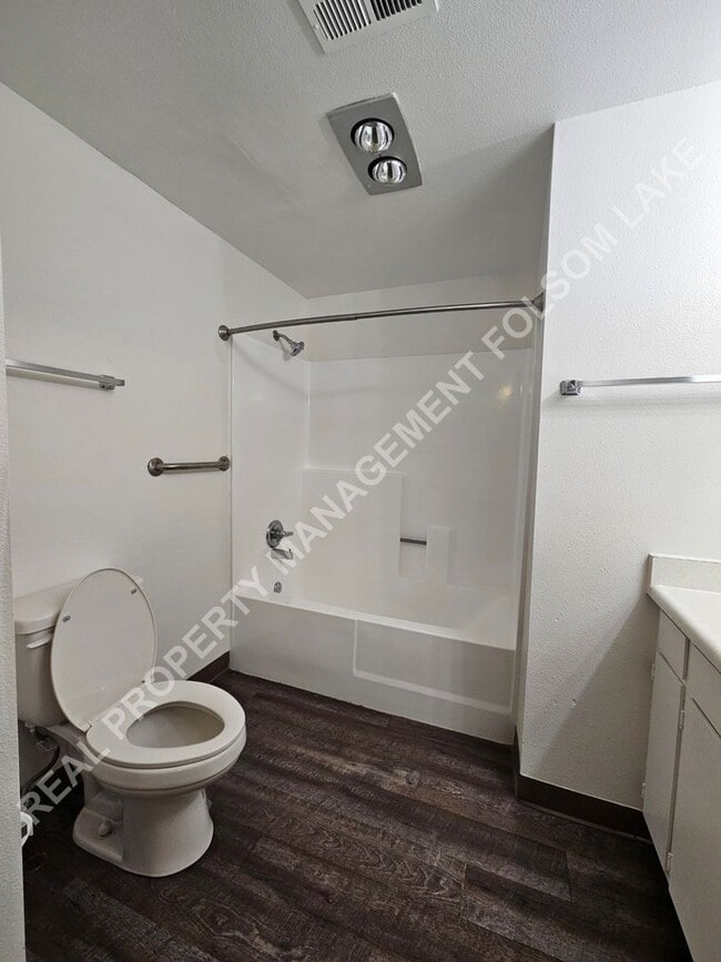 Building Photo - Spacious 3 bedroom 2.5 bath in South Davis
