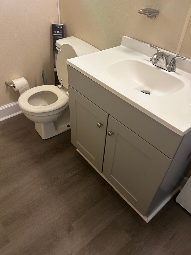 Building Photo - 3 Bedroom 1 bathroom Renovated! 5 minutes ...