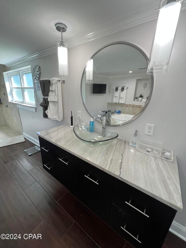 Building Photo - 1528 Oak Ave